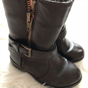 Brown zip up boots, with zipper glitter accent